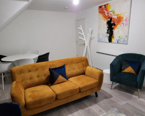 Stylish Modern 2 Bedroom Apartment With Parking